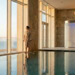 Silhouette marchant dans un spa troglodyte en pierre calcaire à Saint-Émilion