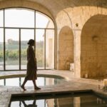 Silhouette marchant dans un spa troglodyte en pierre calcaire à Saint-Émilion