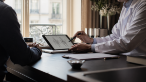 Consultation de chirurgie intime masculine dans une clinique esthétique