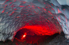 Grotte glacée du volcan Mutnovsky