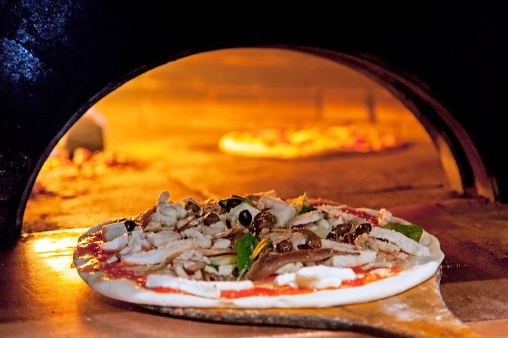 Les bonnes adresses pour manger une pizza cuite au feu de bois à Paris